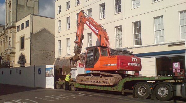 Unloading of an excavator for demolition work in city centre